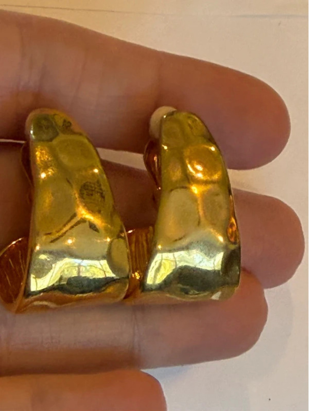 Vintage hammered gold tone metal statement earrings - clip back - Picture 14 of 15